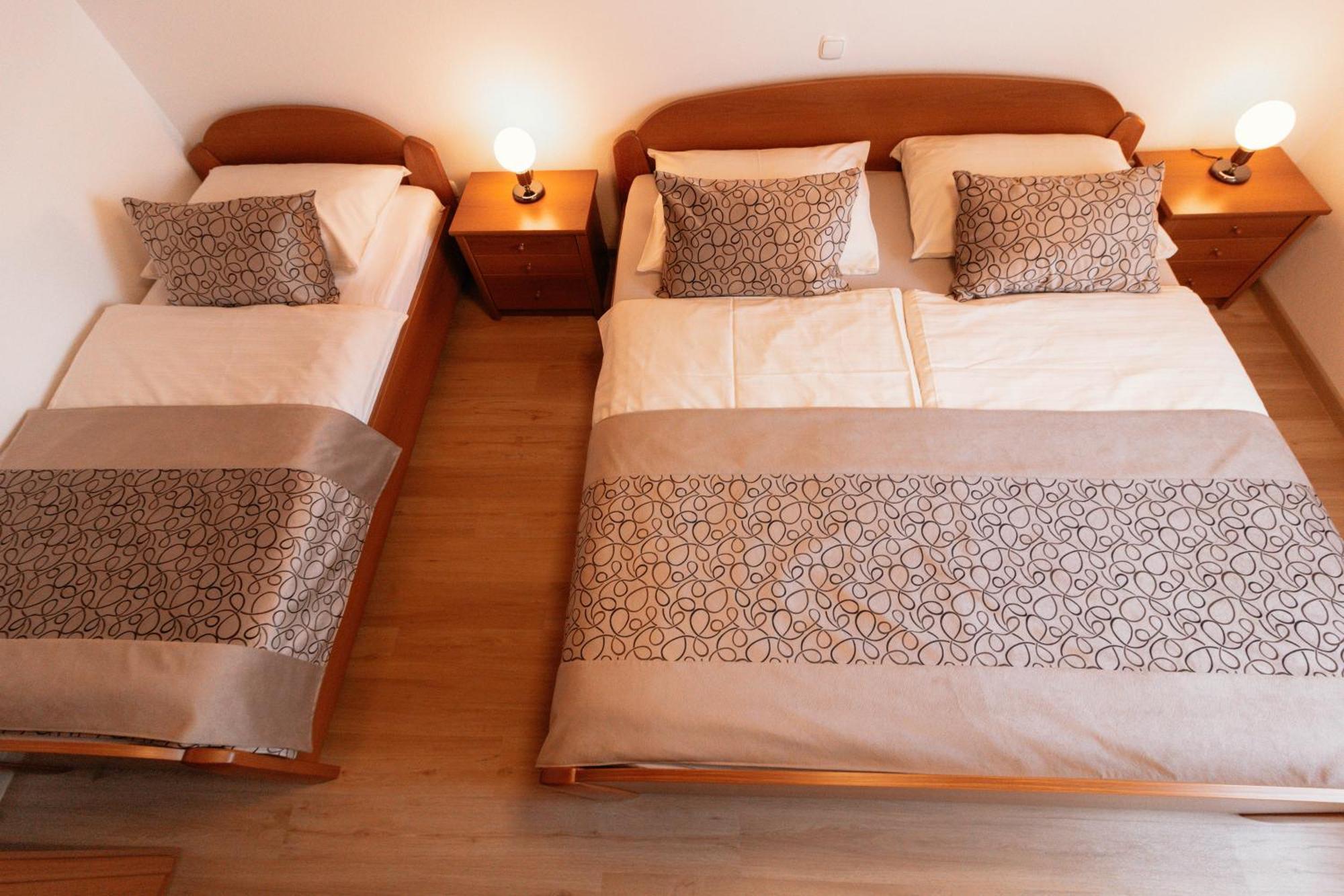 Apartments & Rooms Malej بوينج الغرفة الصورة
