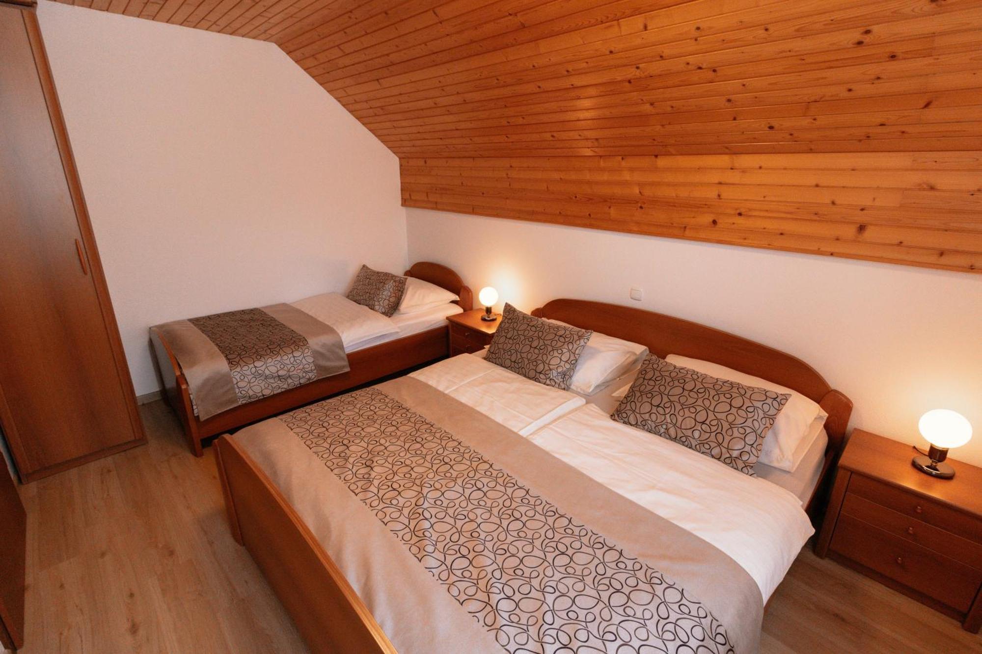 Apartments & Rooms Malej بوينج الغرفة الصورة